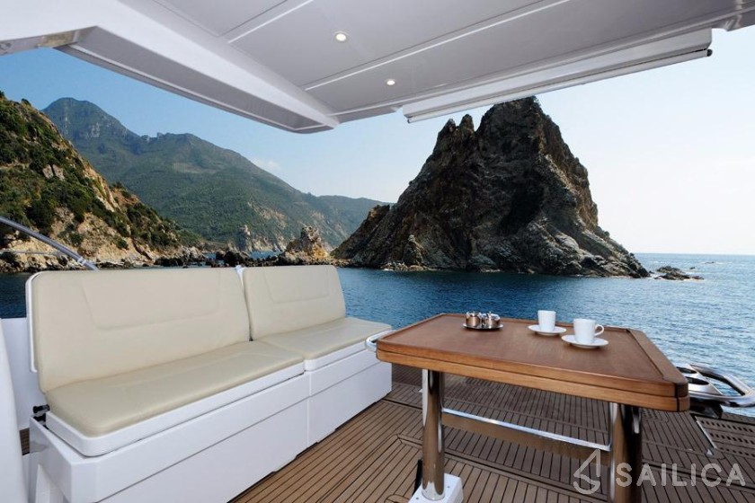 Bavaria Virtess 420 Fly - Yacht Charter Sailica