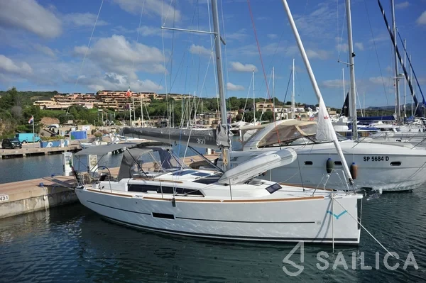 Dufour 360 GL - Yacht Charter Sailica