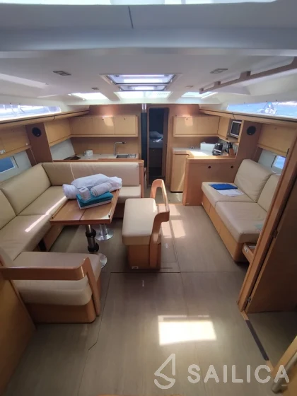 Dufour 520 GL - Yacht Charter Sailica