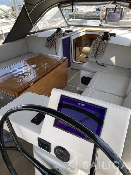 Dufour 520 GL - Yacht Charter Sailica