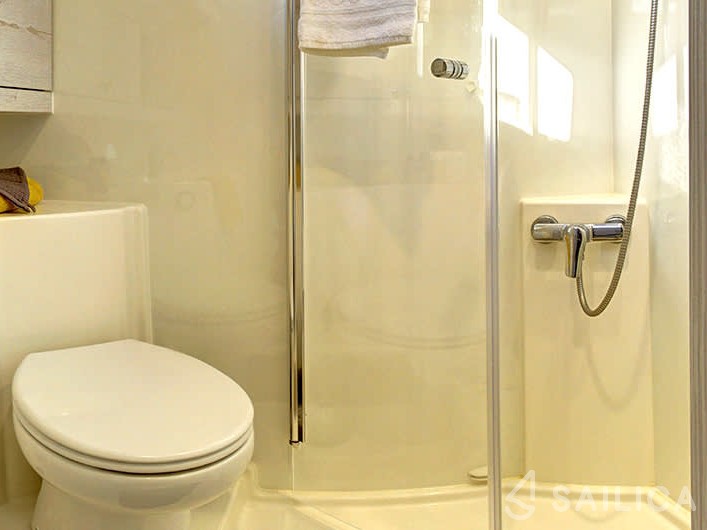 Le Boat Horizon 2 - Yacht Charter Sailica