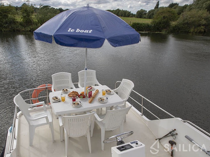 Le Boat Crusader - Yacht Charter Sailica