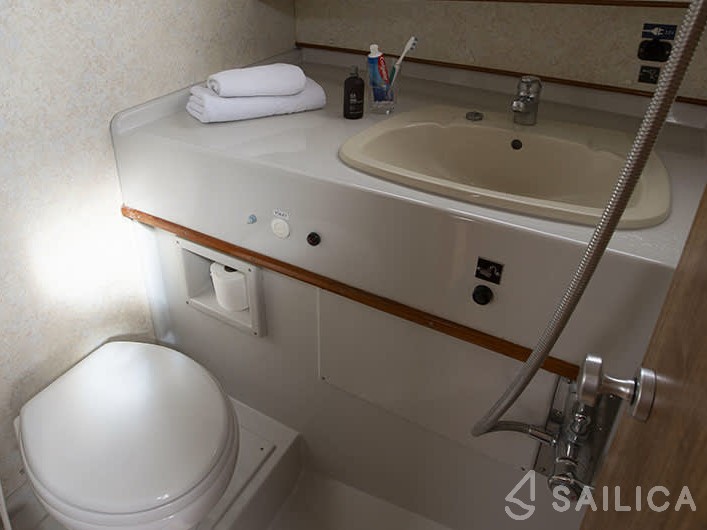 Le Boat Crusader - Yacht Charter Sailica