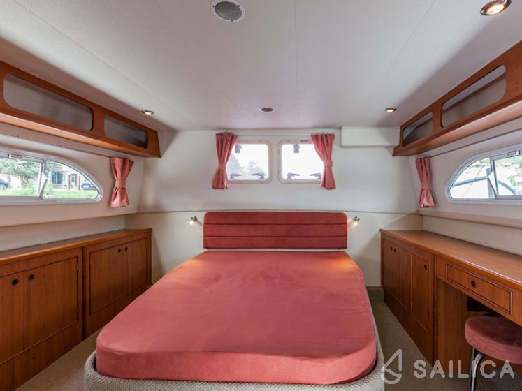 Europa 400 - Yacht Charter Sailica