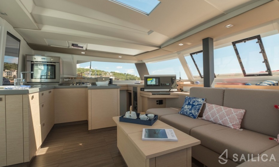 Astréa 42 - Yacht Charter Sailica