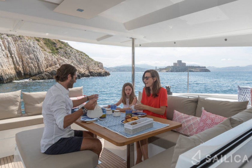 Astréa 42 - Yacht Charter Sailica