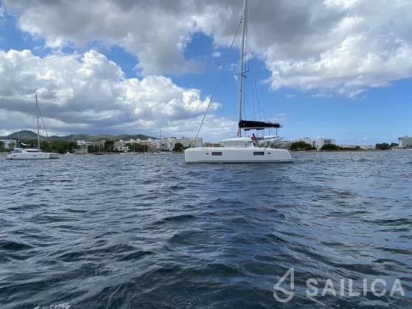 Lagoon 42 - Yacht Charter Sailica