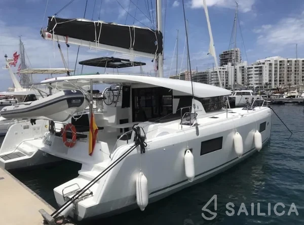 Lagoon 42 - Yacht Charter Sailica