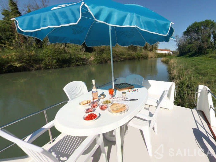 Le Boat Continentale - Yacht Charter Sailica