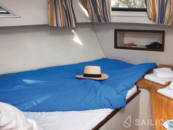 Le Boat Corvette A - Yacht Charter Sailica