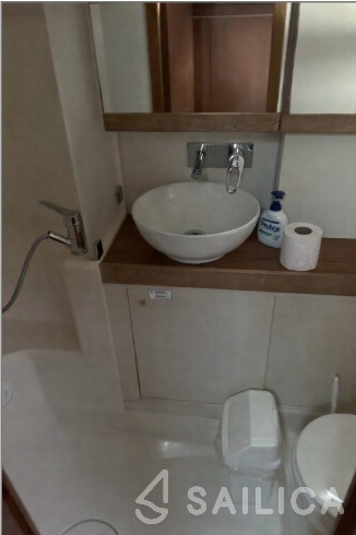 Hanse 445 - Yacht Charter Sailica