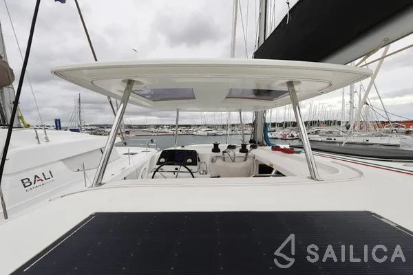 Lagoon 42 - Yacht Charter Sailica