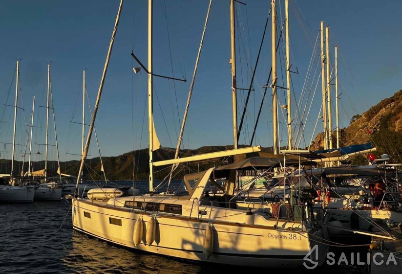 Oceanis 38.1 - Yacht Charter Sailica