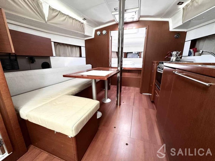 Oceanis 38.1 - Yacht Charter Sailica
