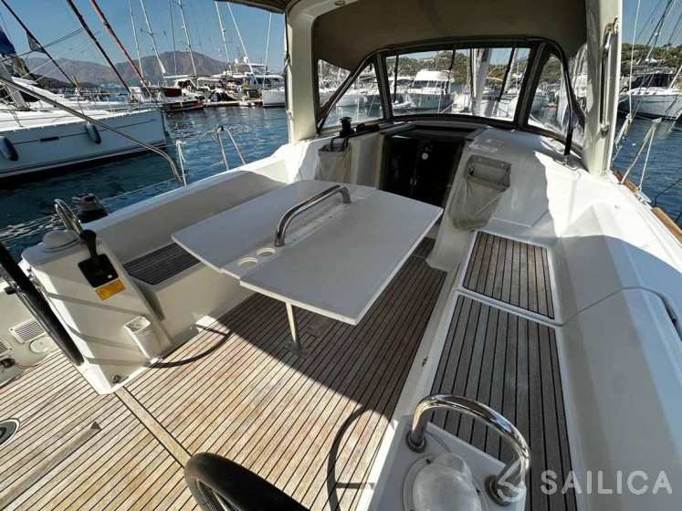Oceanis 38.1 - Yacht Charter Sailica