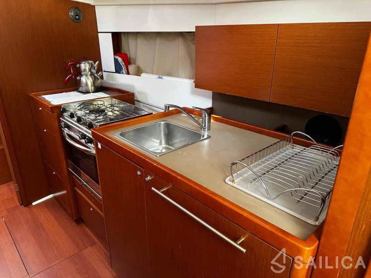Oceanis 38.1 - Yacht Charter Sailica