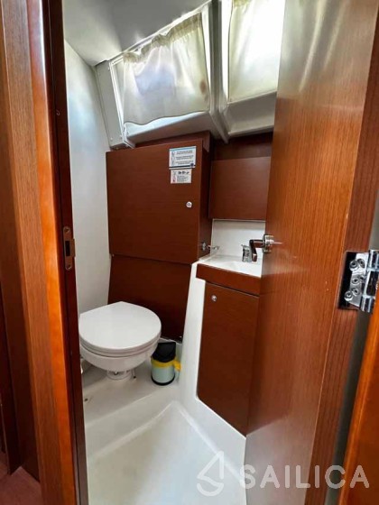 Oceanis 38.1 - Yacht Charter Sailica