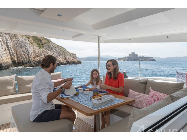 Astréa 42 - Yacht Charter Sailica