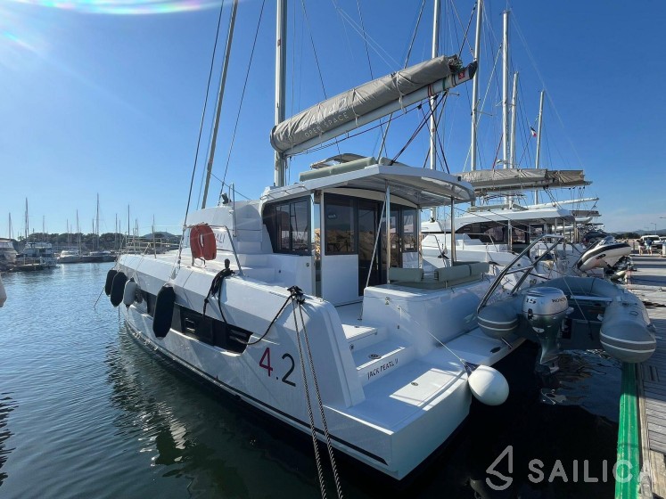 Bali 4.2 - Yacht Charter Sailica