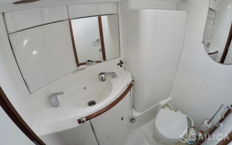 Oceanis 423 - Yacht Charter Sailica