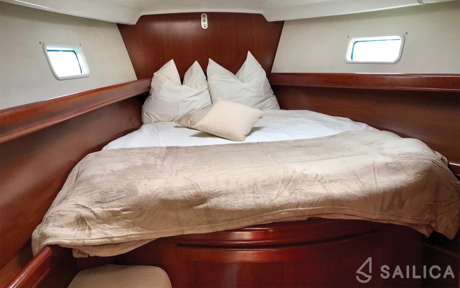 Oceanis 423 - Yacht Charter Sailica