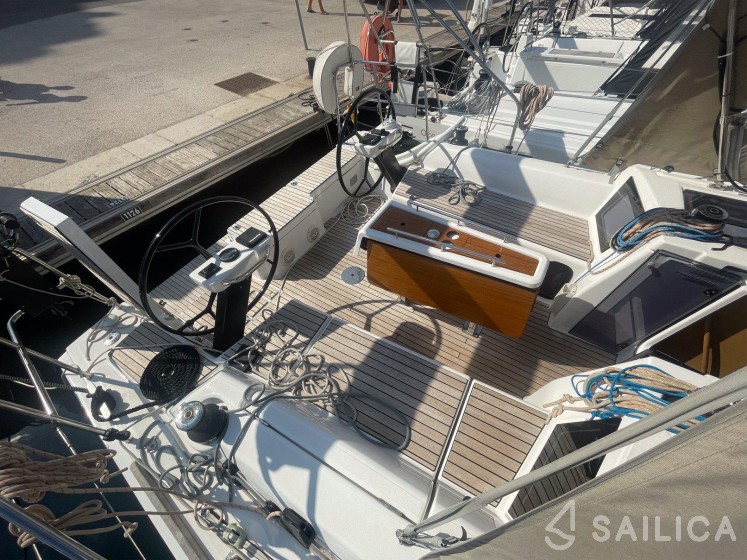 Dufour 360 GL - Yacht Charter Sailica