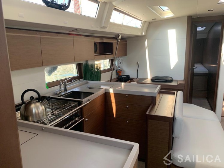 Oceanis 51.1 - Yacht Charter Sailica