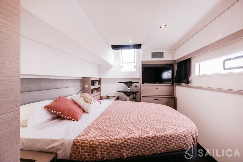 Aura 51 - Yacht Charter Sailica