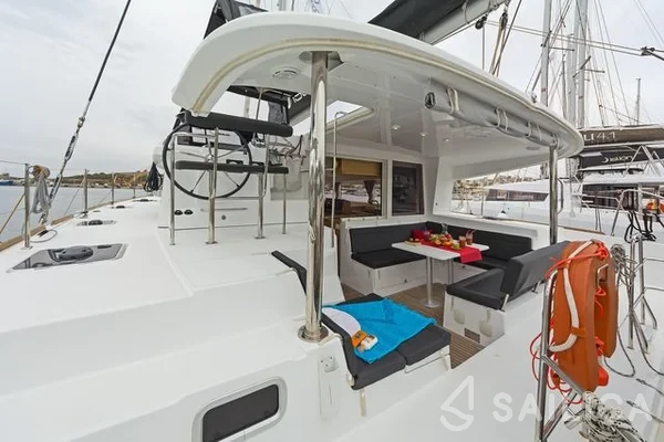 Lagoon 400 S2 - Yacht Charter Sailica