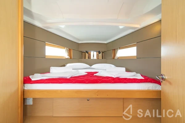 Oceanis 38.1 - Yacht Charter Sailica