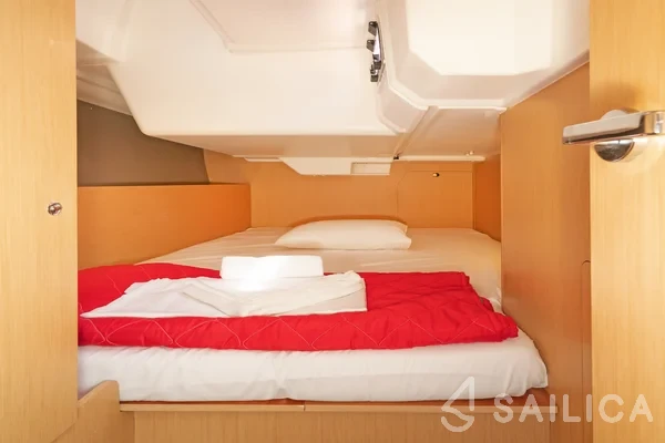 Oceanis 38.1 - Yacht Charter Sailica