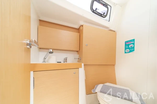 Oceanis 38.1 - Yacht Charter Sailica
