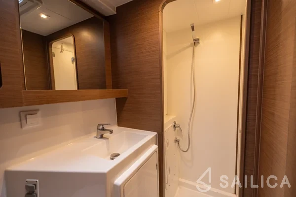 Lagoon 42 - Yacht Charter Sailica