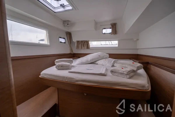 Lagoon 42 - Yacht Charter Sailica