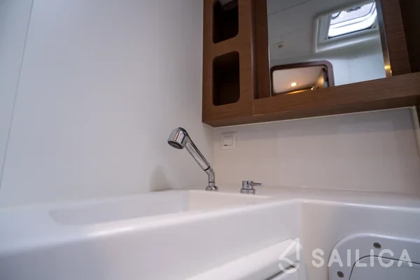 Lagoon 42 - Yacht Charter Sailica