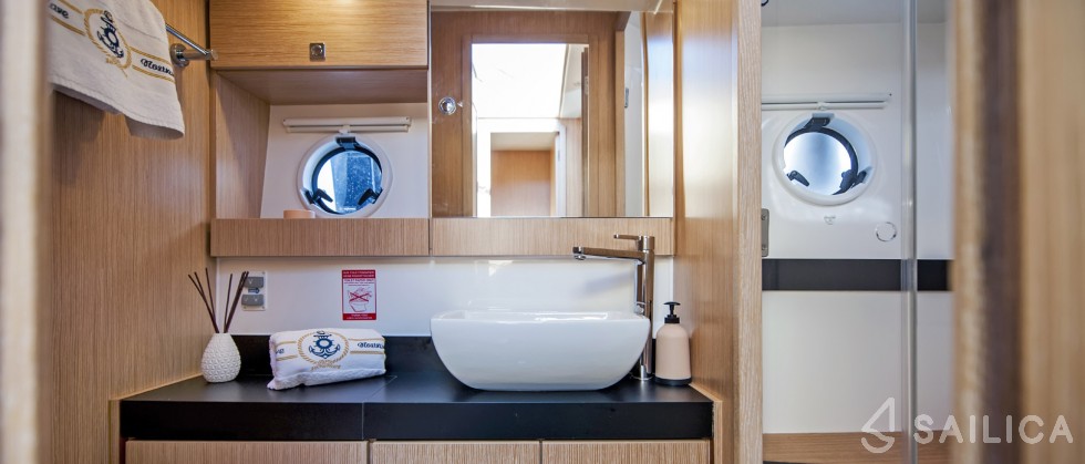 Bavaria Virtess 420 Fly - Yacht Charter Sailica