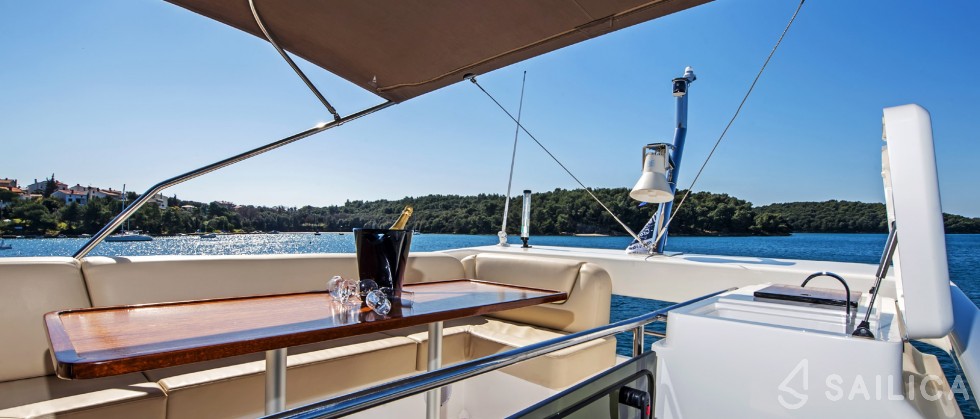 Bavaria Virtess 420 Fly - Yacht Charter Sailica