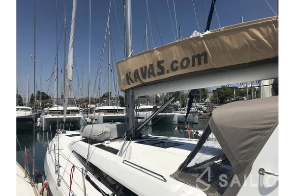 Oceanis 51.1 - Yacht Charter Sailica