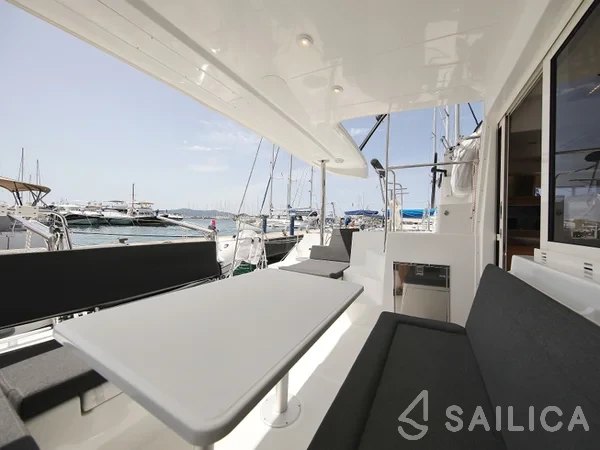 Lagoon 400 S2 - Yacht Charter Sailica