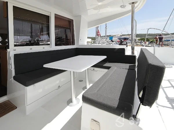 Lagoon 400 S2 - Yacht Charter Sailica