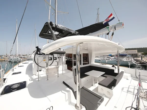 Lagoon 400 S2 - Yacht Charter Sailica