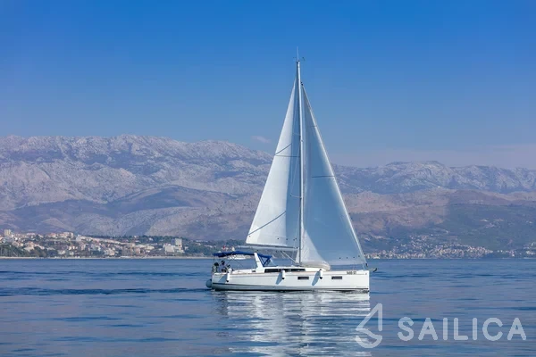 Oceanis 38.1 - Yacht Charter Sailica