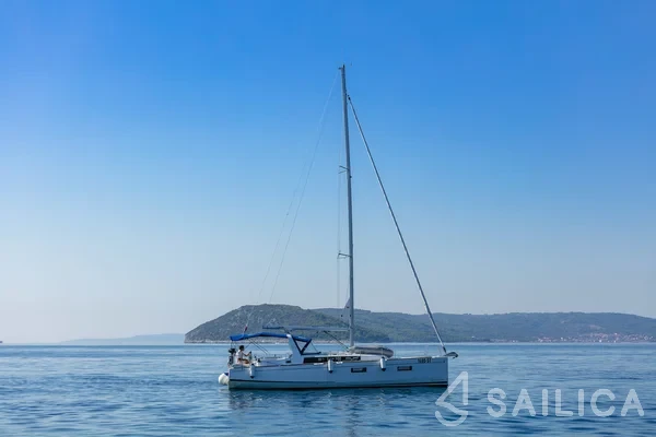 Oceanis 38.1 - Yacht Charter Sailica