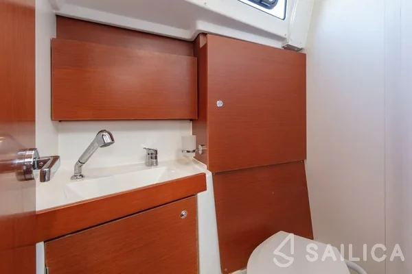 Oceanis 38.1 - Yacht Charter Sailica
