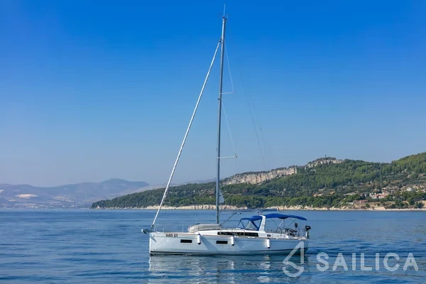 Oceanis 38.1 - Yacht Charter Sailica