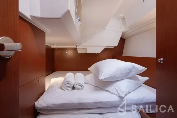 Oceanis 38.1 - Yacht Charter Sailica