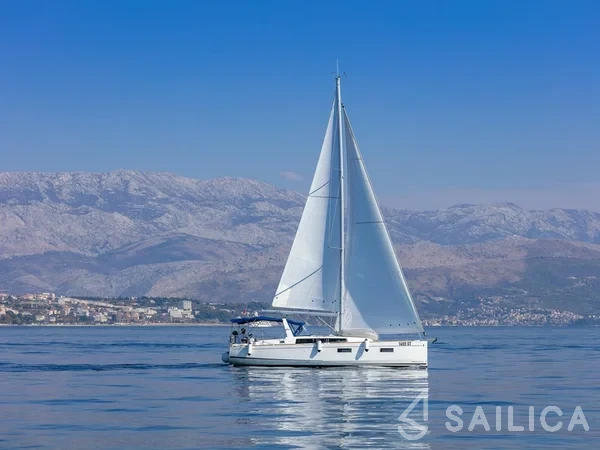 Oceanis 38.1 - Yacht Charter Sailica