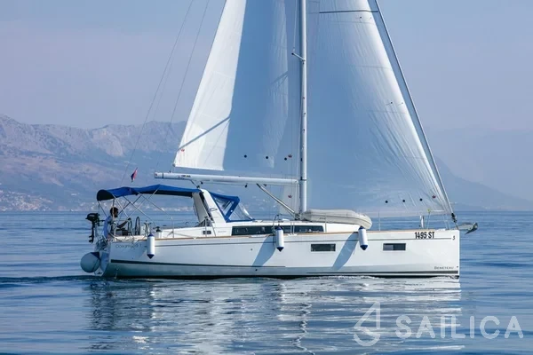 Oceanis 38.1 - Yacht Charter Sailica
