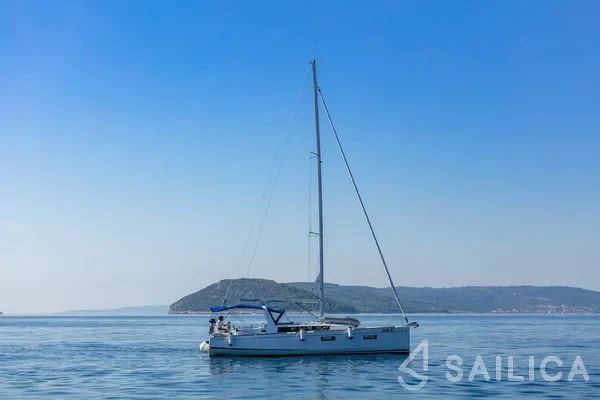 Oceanis 38.1 - Yacht Charter Sailica