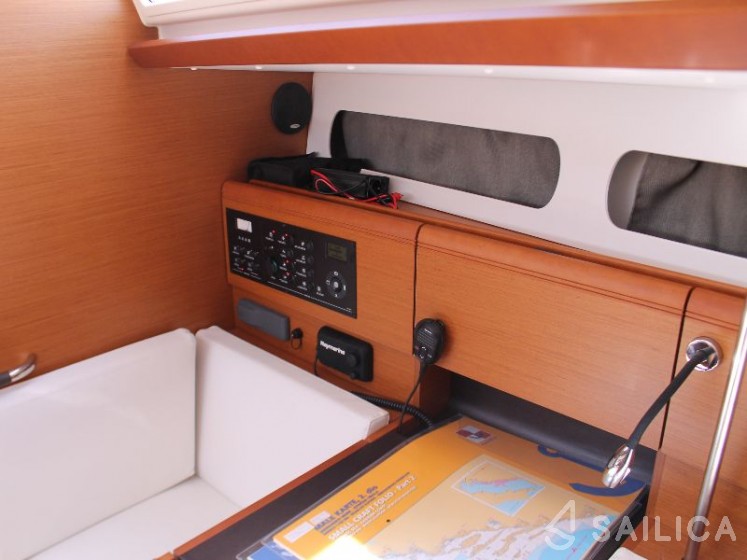 Sun Odyssey 419 - Yacht Charter Sailica